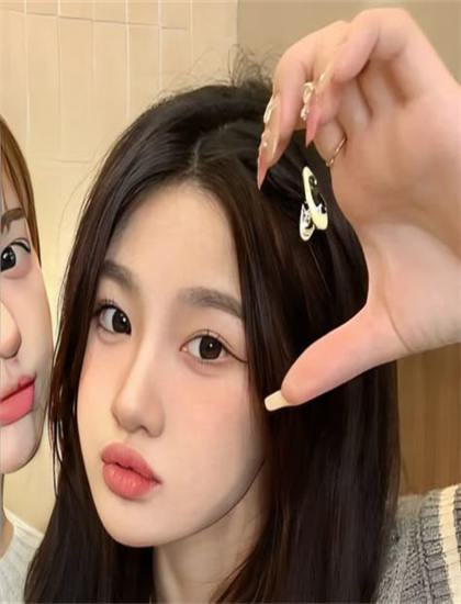 表演艺术《午后三点的彩虹》：探索群像表演的整体效果与个体特色 感受表演的情感力量